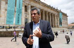 Fiscales colombianos acusan a dos ex miembros del gabinete de sobornar a legisladores para obtener sus votos
