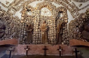 Rick Steves recomienda visitar este extraño destino en Italia lleno de huesos antiguos