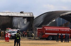 Una avioneta se estrella en el centro de México, matando al menos a 7 personas, dicen las autoridades