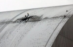El escudo protector del reactor de Chernobyl quedó tan dañado por el ataque con drones que ya no contiene radiación, dice la OIEA