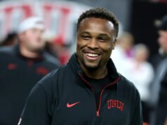 Según los informes, Colorado contrató al entrenador en jefe de Sacramento State, Brennan Marion, como coordinador ofensivo.