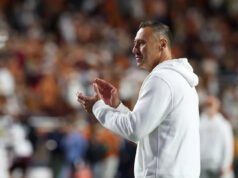 El entrenador de Texas, Steve Sarkisian, deja la puerta abierta a los Longhorns con 3 derrotas para comenzar a programar oponentes de conferencia menores.