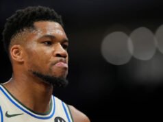 Giannis Antetokounmpo abandona el partido Bucks-Pistons tras caer a la cancha por distensión en la pantorrilla sin contacto