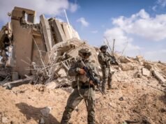 Israel dice que soldados heridos en Gaza luchan en medio de una frágil tregua