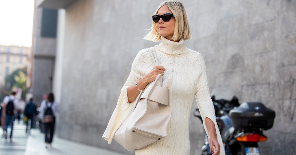 Linda Tol fuera del desfile de moda Max Mara con un vestido de punto blanco, un bolso blanco de gran tamaño y gafas de sol durante la Semana de la Moda de Milán - Primavera/Verano 2022 el 22 de septiembre de 2022 en Milán, Italia.