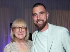 Travis Kelce besa a su madre Donna Kelce antes del partido Chiefs vs Texans