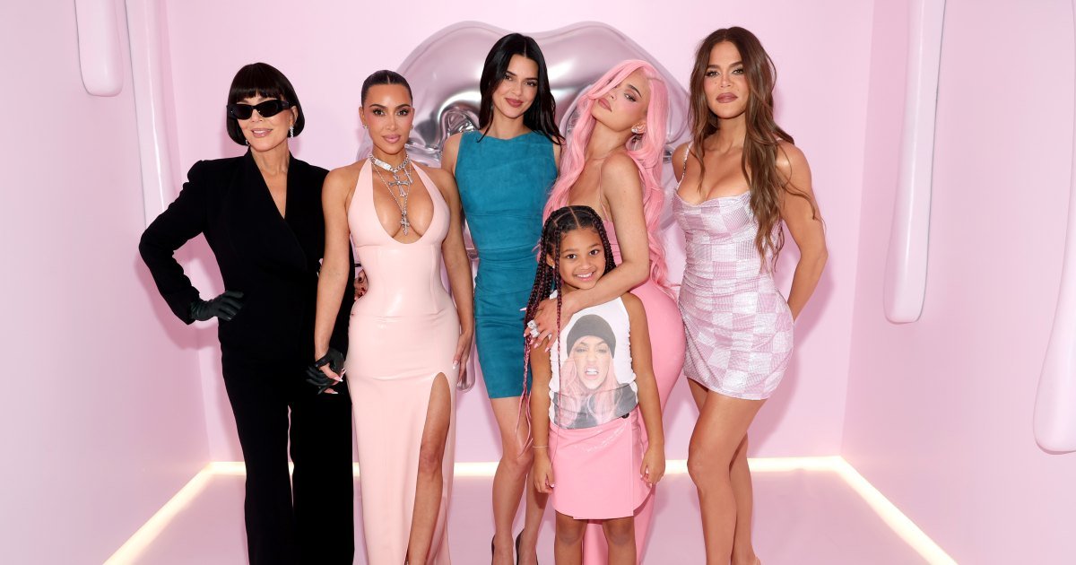 Detrás de escena de la celebración privada de Navidad 2025 de Kardashian-Jenner