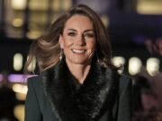 La gabardina de Kate Middleton le da a los conjuntos un toque de color: el look