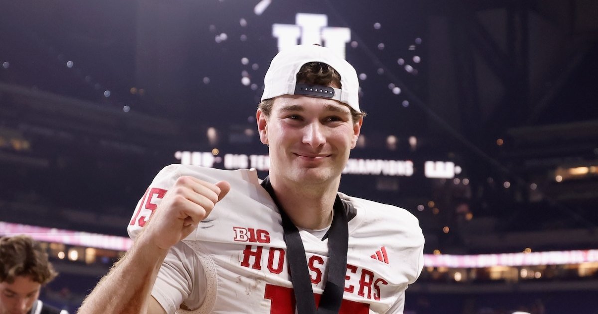 Guía familiar del mariscal de campo de la Universidad de Indiana Fernando Mendoza