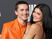Timothee Chalamet se sonroja mientras grita The Moment de Kylie Jenner