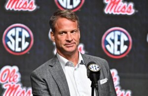 Ole Miss fans de Boo Lane Kiffin después de decidir dejar el equipo para entrenar a LSU
