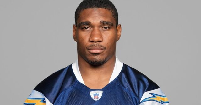Quentin-Jammer-of-the-San-Diego-Chargers-poses-for-his-2007-NFL-headshot-GettyImages-75386725.jpg