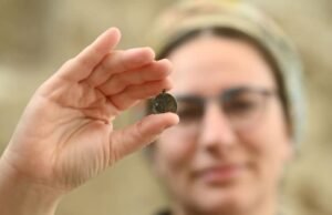Un antiguo colgante de menorá de plomo resalta la presencia judía en la Jerusalén bizantina