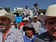 Agricultores bloquean el Congreso mexicano con tractores para protestar contra el nuevo proyecto de ley nacional de agua.
