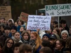 Miles de estudiantes alemanes protestan contra los planes de servicio militar
