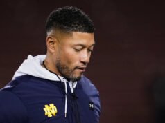 El estado de los playoffs de fútbol universitario de Notre Dame de repente parece inestable después de la caída en la clasificación