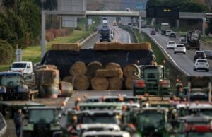 Ministro francés insta a los agricultores enojados a confiar en el sacrificio de vacas y las vacunas