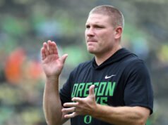 Según los informes, Cal apunta al coordinador defensivo de Oregon, Tosh Lupoi, para reemplazar a Justin Wilcox