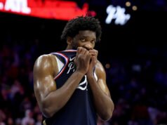 La NBA multa a los 76ers por violar las reglas de notificación de lesiones de la liga con el estado de Joel Embiid el domingo contra los Hawks