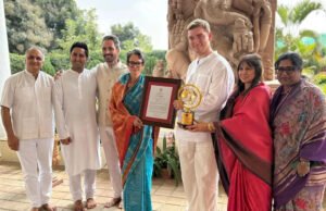 Premio humanitario a la activista por la bondad Sebbie