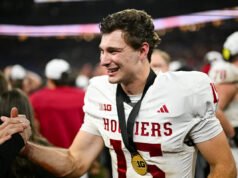 Trofeo Heisman 2025: el mariscal de campo de Indiana Fernando Mendoza y el mariscal de campo de Ohio State Julian Sayin entre los finalistas antes del playoff de fútbol americano universitario