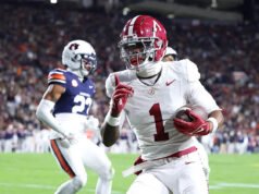 El presidente del comité de playoffs de fútbol universitario da una explicación confusa de por qué Alabama superó a Notre Dame en las últimas clasificaciones