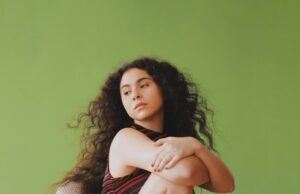 La cantante folklórica Silvana Estrada contrarresta la violencia con luz en su nuevo disco