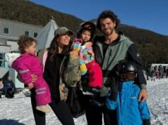 Indy Clinton cambia el cumpleaños de su hijo porque estaba “cerca de Navidad”