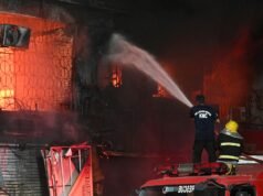 Al menos seis muertos y decenas de heridos en un incendio en un centro comercial en Pakistán