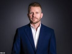 La estrella del Partido Laborista en ascenso muere trágicamente tras una presunta agresión, dejando atrás a su hija de cuatro años y a su esposa.