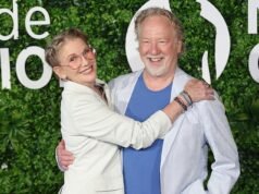La estrella del ala oeste Timothy Busfield se entrega a la policía de Nuevo México por abuso sexual infantil y dice que las acusaciones en su contra son ‘mentiras’