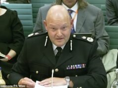 El jefe de policía que se negó a dimitir por mentiras que condujeron a la prohibición de acceso a los aficionados al fútbol israelíes “puede presentar una demanda por despido constructivo y una compensación de seis cifras” en medio de una reacción violenta por su jubilación.