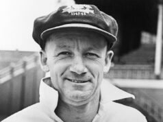 La famosa bolsa verde de Sir Donald Bradman está de regreso en Australia y a subasta, después de SIETE décadas detrás de una vitrina en la India.