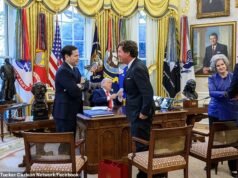 La guerra civil del MAGA se intensifica cuando Tucker Carlson se reúne con Trump en la Oficina Oval mientras se burla de los rivales conservadores… mientras que ADL dice que “no debería tener un lugar en la Casa Blanca”.