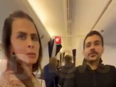 La familia despegó del vuelo después de quejarse de que uno de sus asientos ejecutivos había sido asignado a otra persona, lo que obligó a su hija a bajar a clase económica premium.