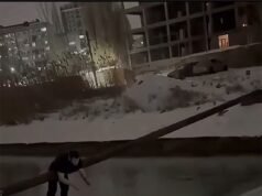 Los rescatistas rescatan a un joven atrapado en un taxi que se salió de la carretera y se hundió en un canal de alta corriente.