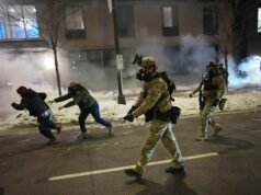 Manifestantes asedian hotel de Minnesota en una escena caótica en medio de disturbios tras el tiroteo de Alex Pretti