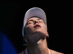 La nueva sensación del tenis adolescente de Estados Unidos, Iva Jovic, de 18 años, cae en el Abierto de Australia contra la número uno del mundo, Aryna Sabalenka.