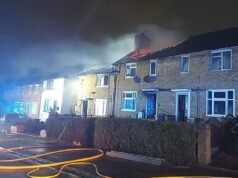 Un niño y dos adultos acudieron de urgencia al hospital después de un incendio en una casa cuando el techo se derrumbó y 70 bomberos acudieron al lugar.