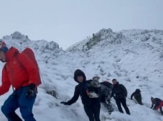 Momento, escaladores de hielo adolescentes rescatan a excursionistas adultos lamentablemente mal preparados, vestidos con jeans y zapatillas de deporte, de una montaña helada