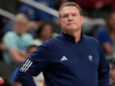 El entrenador de Kansas, Bill Self, planea regresar contra Kansas State