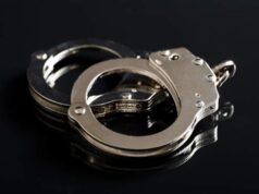 La policía de Pleasanton arresta a un hombre por supuestamente arrojar piedras a los coches