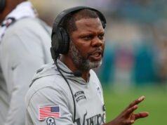 Según los informes, los comandantes contratan al asistente defensivo de los Vikings, Daronte Jones, como coordinador defensivo