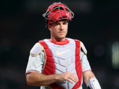 Según los informes, los Filis vuelven a contratar al receptor JT Realmuto con un contrato de 3 años y $45 millones después de que los Mets consiguieran a Bo Bichette.