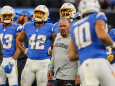 Según los informes, los Chargers despiden al OC Greg Roman y al entrenador de OL Mike Devlin después de la salida del comodín y las luchas en los playoffs.