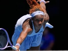 Coco Gauff avanza a segunda ronda del Abierto de Australia pese a dificultades en su servicio