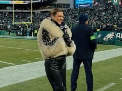Erin Andrews usa otro abrigo de piel durante el juego de campeonato de la NFC