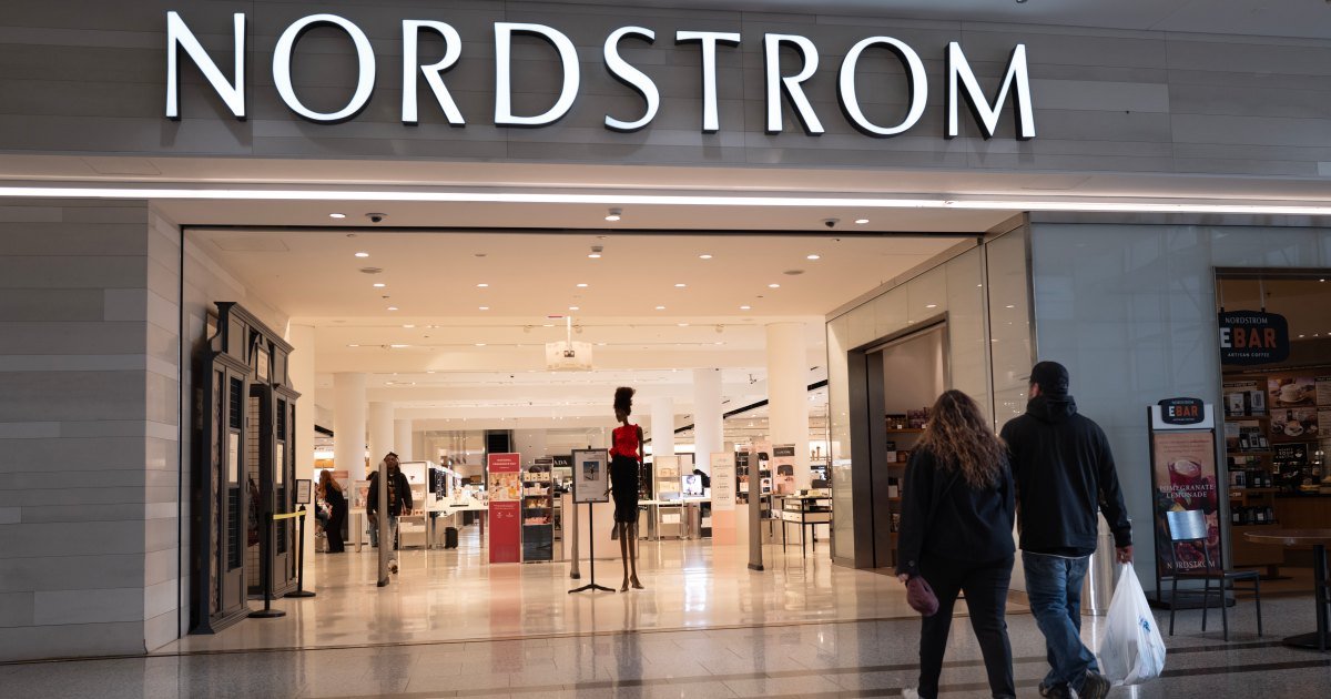 Un letrero marca la ubicación de una tienda Nordstrom en un centro comercial el 20 de marzo de 2024 en Chicago, Illinois. Las acciones de Nordstrom subieron recientemente más del 10% después de que un informe indicara que el minorista estaba considerando privatizarse.