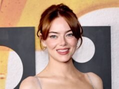 El look trench coat invernal de Emma Stone tiene una silueta favorecedora