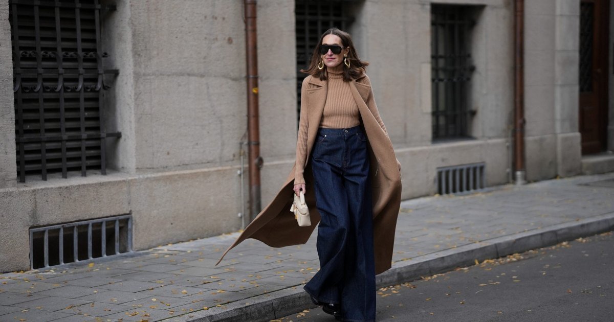 MUNICH, ALEMANIA - 28 DE OCTUBRE: Annette Weber viste un abrigo largo de lana color camel sin mangas con solapas anchas, bolsillos de parche de gran tamaño y una silueta fluida de Max Mara; un body ajustado de cuello alto color camel en punto acanalado con una fina textura vertical de Max Mara; pantalones vaqueros anchos de color azul oscuro con cintura alta y drapeado estructurado de Max Mara; botas de charol negro con acabado brillante y tacón grueso de Jimmy Choo; un pequeño bolso de cuero estructurado color crema con un asa superior pequeña, cremallera dorada y una silueta minimalista de línea A de Loro Piana; gafas de sol negras de gran tamaño con una atrevida montura protectora y lentes oscuros de Gucci; grandes aretes dorados esculturales con formas redondas orgánicas de Max Mara; Su cabello castaño está liso y con raya en el medio el 28 de octubre de 2025 en Munich, Alemania. (Foto de Moritz Scholz/Getty Images)